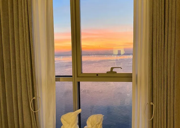 Apartment Playful 1br With Magnificant Bayview Garden View Near Okada, Solaire, Aiports